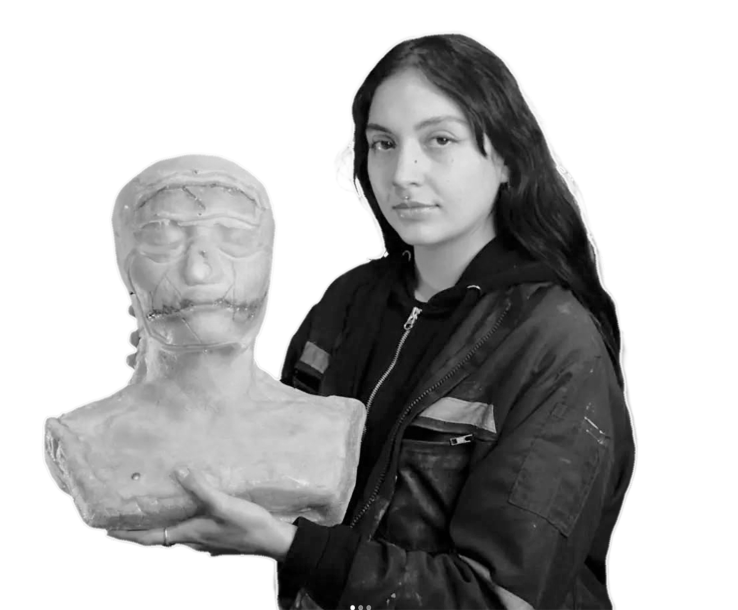 Ivana Silva sosteniendo escultura FX